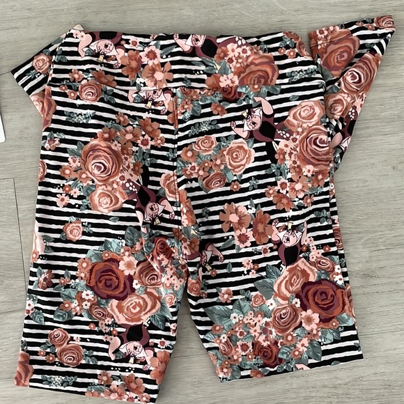 Lularoe OS Queen of Hearts Leggings - Picture 4 of 5